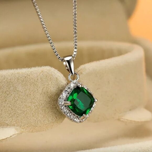 NEW 18k White Gold Cushion Cut Diamond Emerald Necklace - Picture 1 of 2